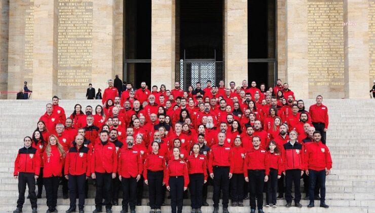 5 bine yakın gönüllüye sahip olan Türkiye’nin ilk arama kurtarma derneği AKUT, kuruluşunun 28. yılında Anıtkabir’i ziyaret etti.