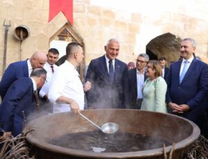 Bakan Ersoy ve Başkan Şahin, üzüm pekmezi yaptı